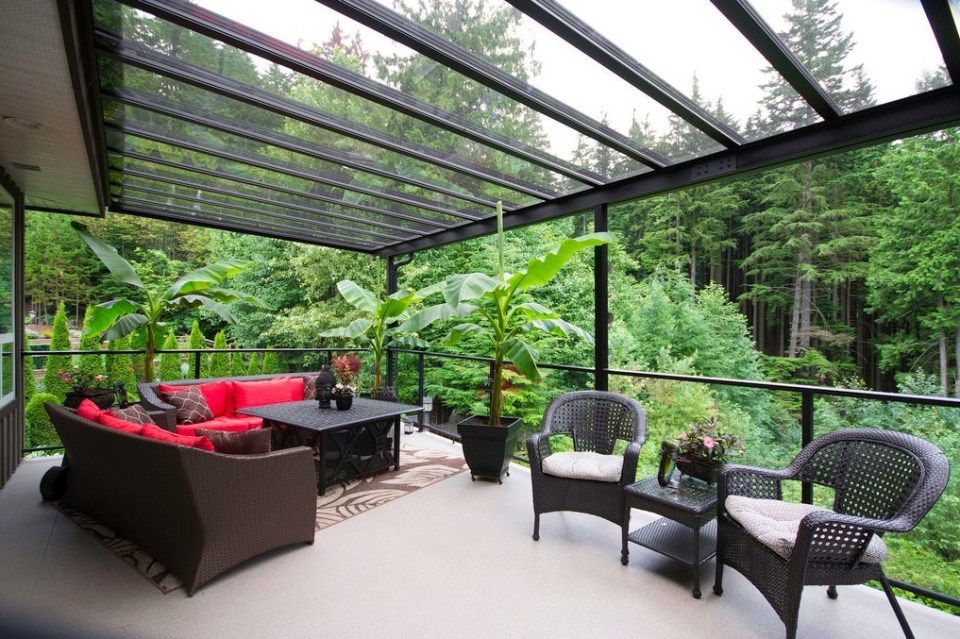 Pemakaian atap transparan menjamin akses cahaya yang cukup untuk penghuni rumah