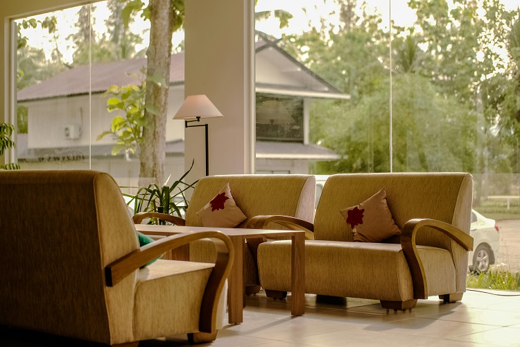Sofa untuk tamu, Sumber: madisonliquidators.com